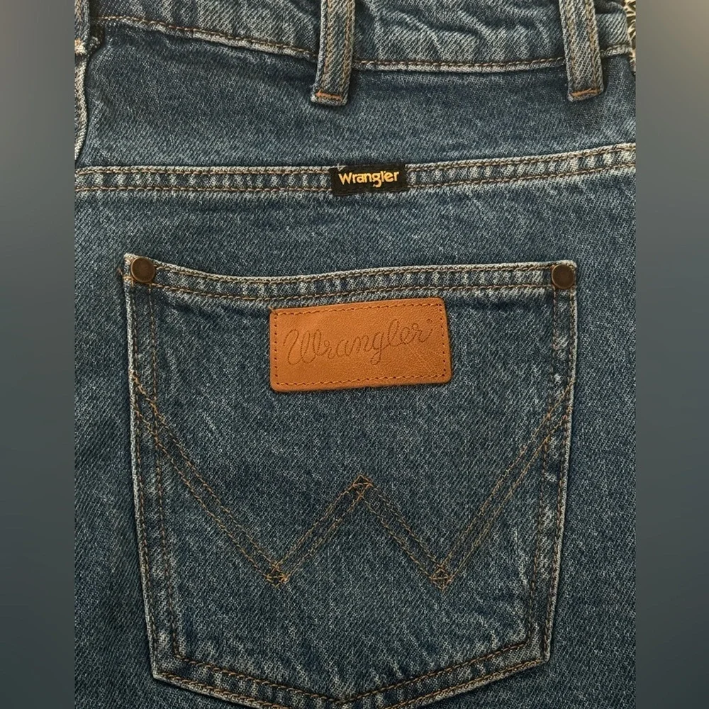 NWOT ✨ WOMEN'S HIGH RISE MID-LENGTH COWBOY SHORT - Picture 3 of 9